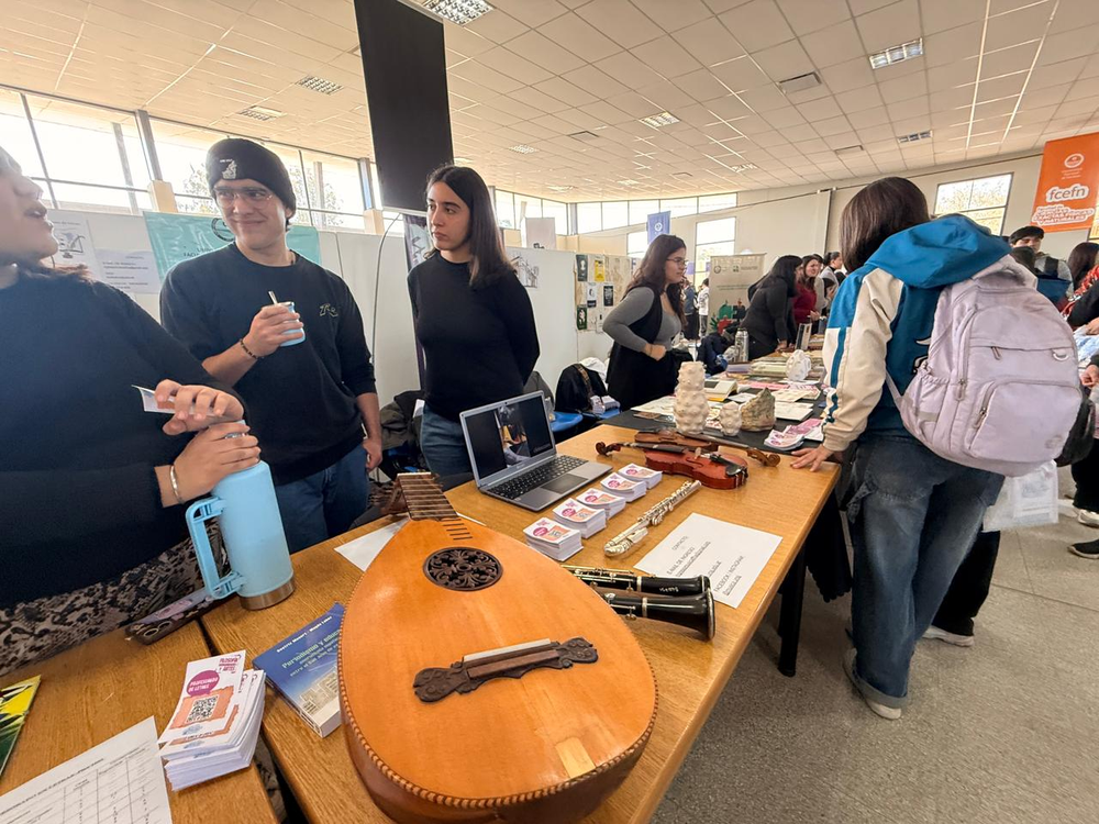 Los instrumentos son la atracción principal en el stand del Departamento de Música. Los instrumentos son la atracción principal en el stand del Departamento de Música.