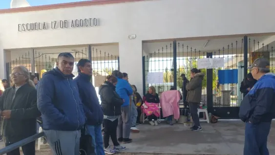 Padres tomaron una escuela en defensa de un docente y en reclamo de cambios en grados