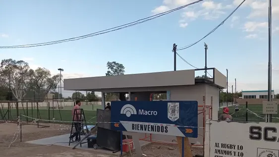 Ultimando detalles. Los obreros encargados de las obras edilicias se encuentran finiquitando tareas, al fondo se ve la cancha de hockey césped y parte de las canchas de fútbol 5.