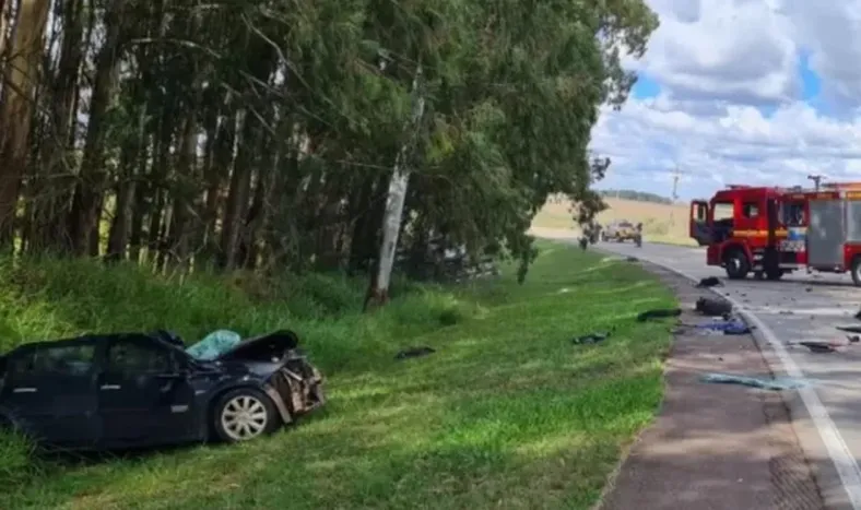 Una mujer y su bebé fallecieron tras chocar contra un camión: su esposo, grave