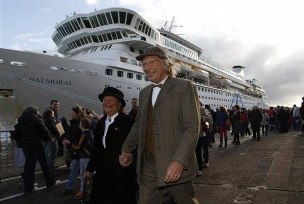 Un crucero sigue la ruta de la  tragedia en el Océano Atlántico