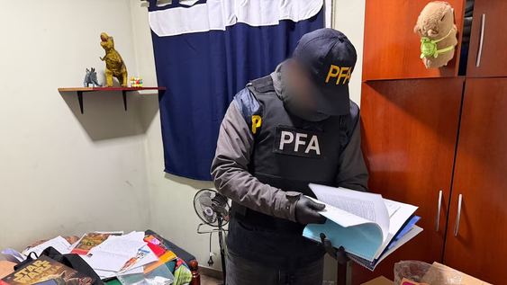 La Policía Federal Argentina allanó la casa del adolescente en Quilmes