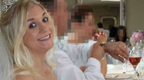 Vende su vestido de novia para pagar el divorcio