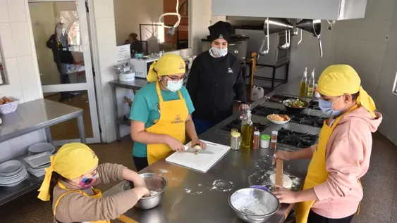 Los chicos tras el arte de la cocina