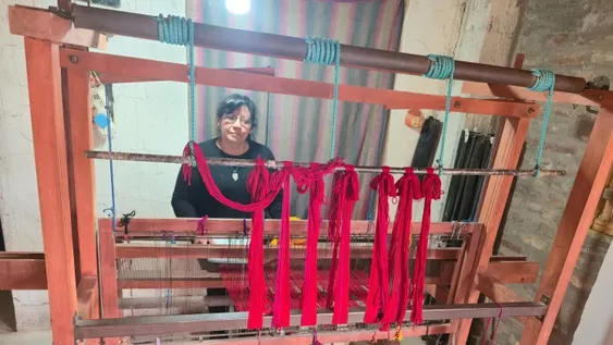 MARGARITA FRENTE AL TELAR donde pasa largas horas de su vida, creando y plasmando sus ideas.