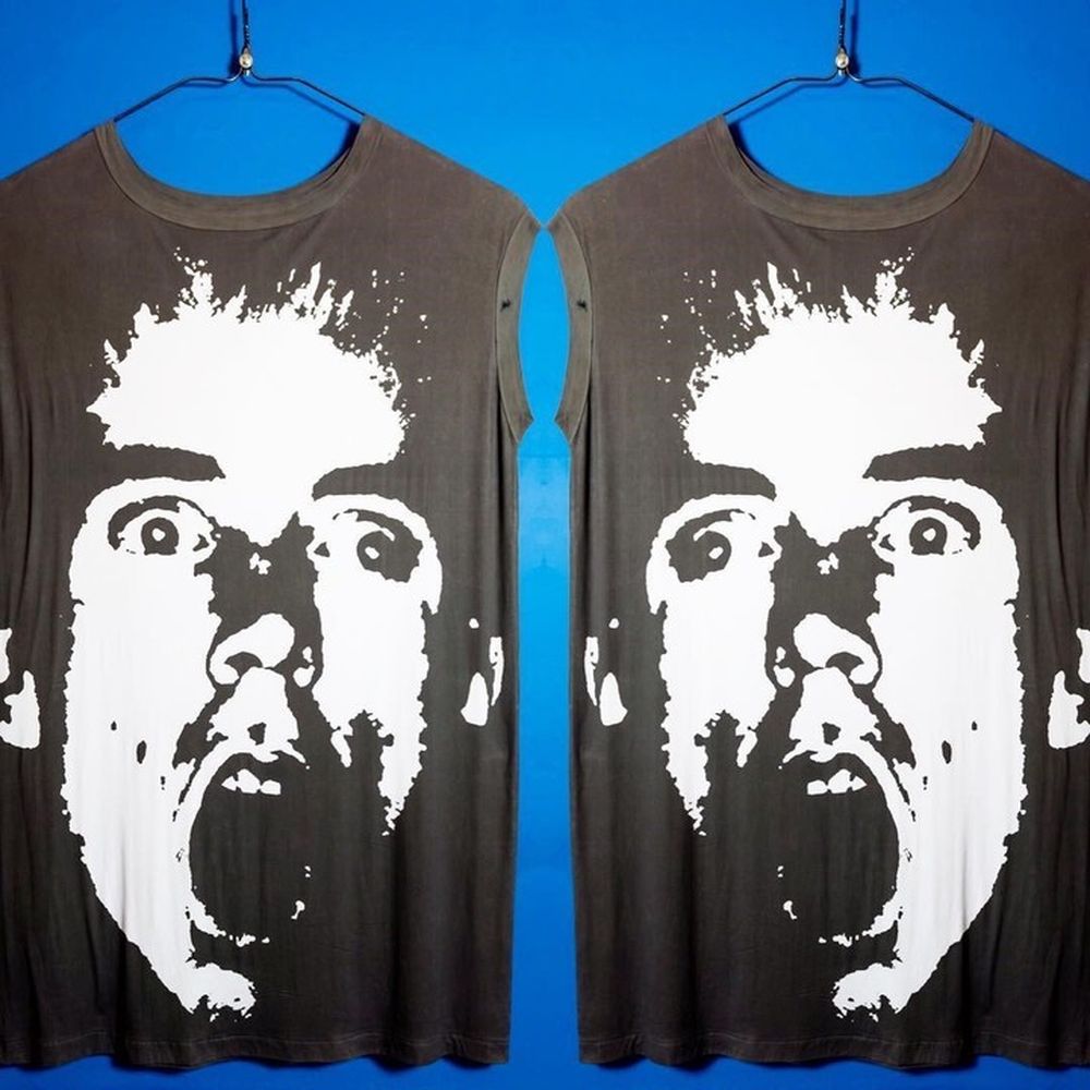 Una muestra en un museo de Londres reúne remeras que hicieron historia