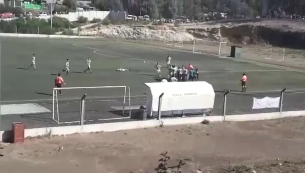 Le pateó la cabeza a su rival luego de que lo expulsaran