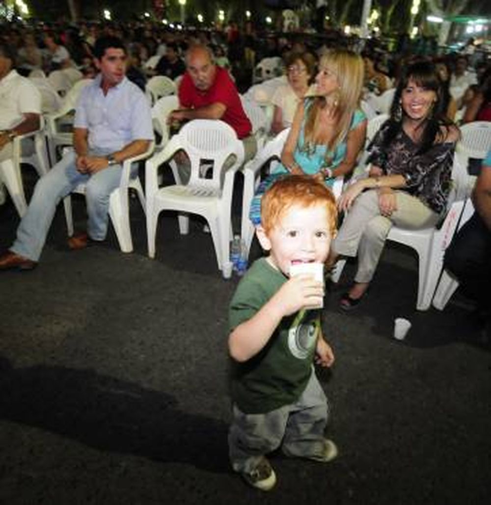 El público hizo su picnic  esperando a los artistas