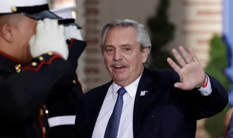 Fernández acusó a JxC de querer mostrar “algo oscuro” con el avión