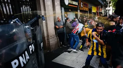 Graves destrozos e incidentes de los barras en la marcha por los jubilados al Congreso