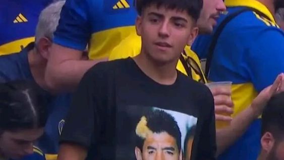 Benjamín Agüero presente en el Maracaná: la remera especial con el recuerdo de su abuelo, Diego Maradona