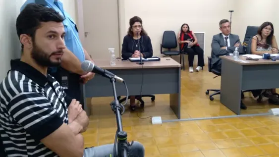 SIN TRABAJO. La pena que le impusieron a Alex Simón Aciar (izquierda) sentenció sus días como miembro de la Policía.