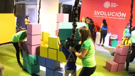 Juegos gigantes y con arneses, para que los niños conozcan sus derechos