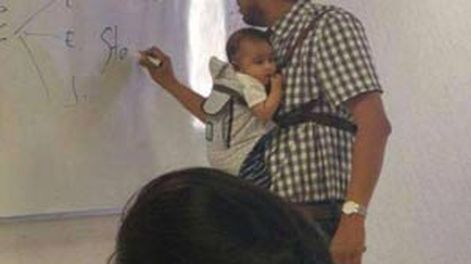Sostiene al bebé de su alumna para que ella pueda tomar apuntes