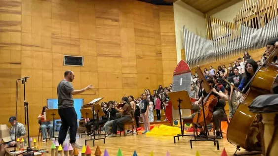 Como cada año, los coros de niños de la UNSJ -comandados por Jorge Fuentes- ofrecen una propuesta creativa, dinámica y colorida