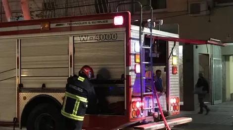 Dejó la plancha enchufada y provocó un incendio que consumió su casa por completo