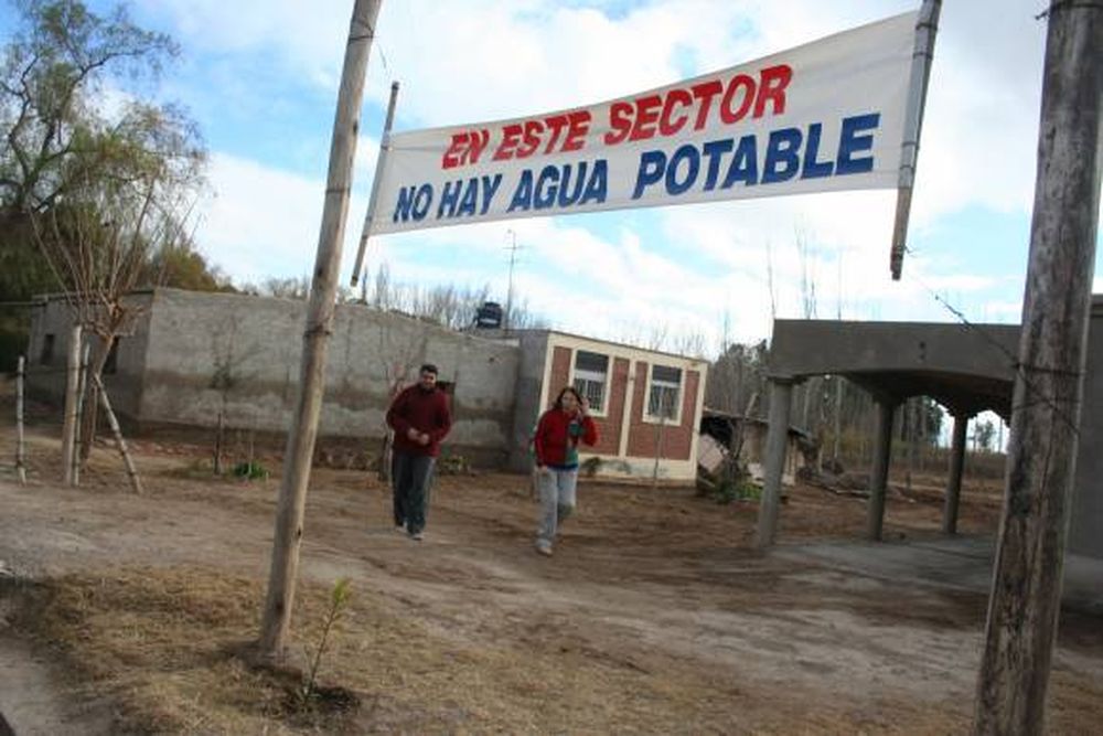 La comunidad que reclama agua potable con un cartel rutero