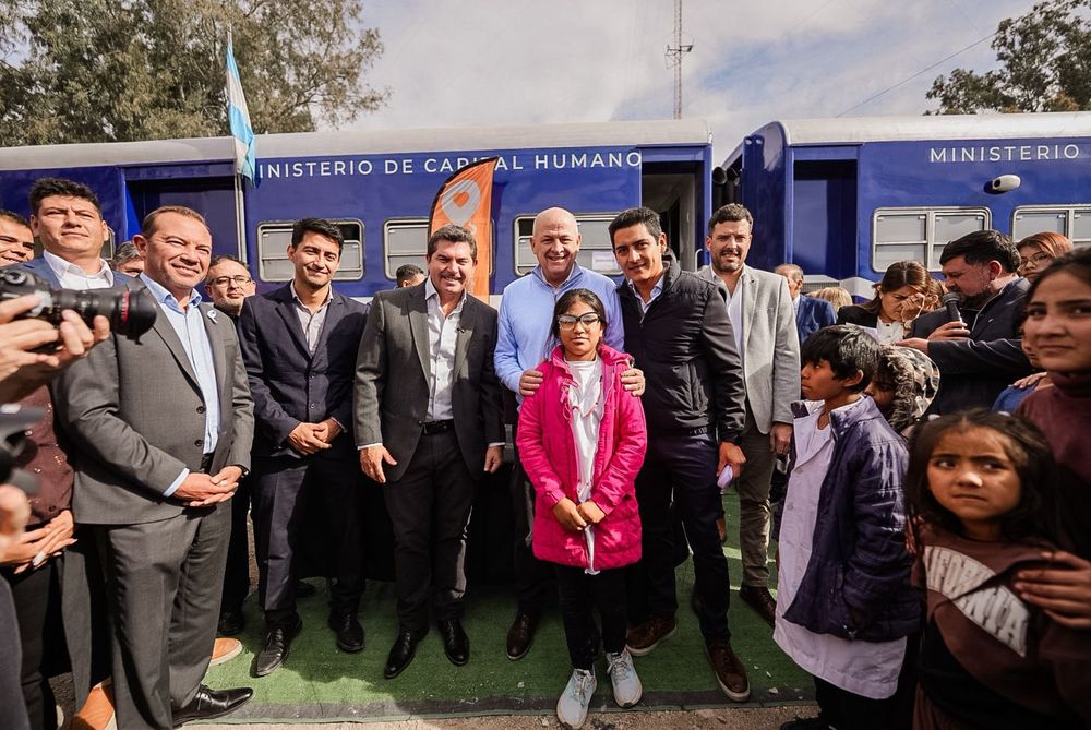 Orrego y funcionarios junto a vecinos.