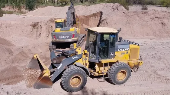 Hidráulica realiza grandes operativos en distintos departamentos para liberar los cauces de agua, afectados por las lluvias,