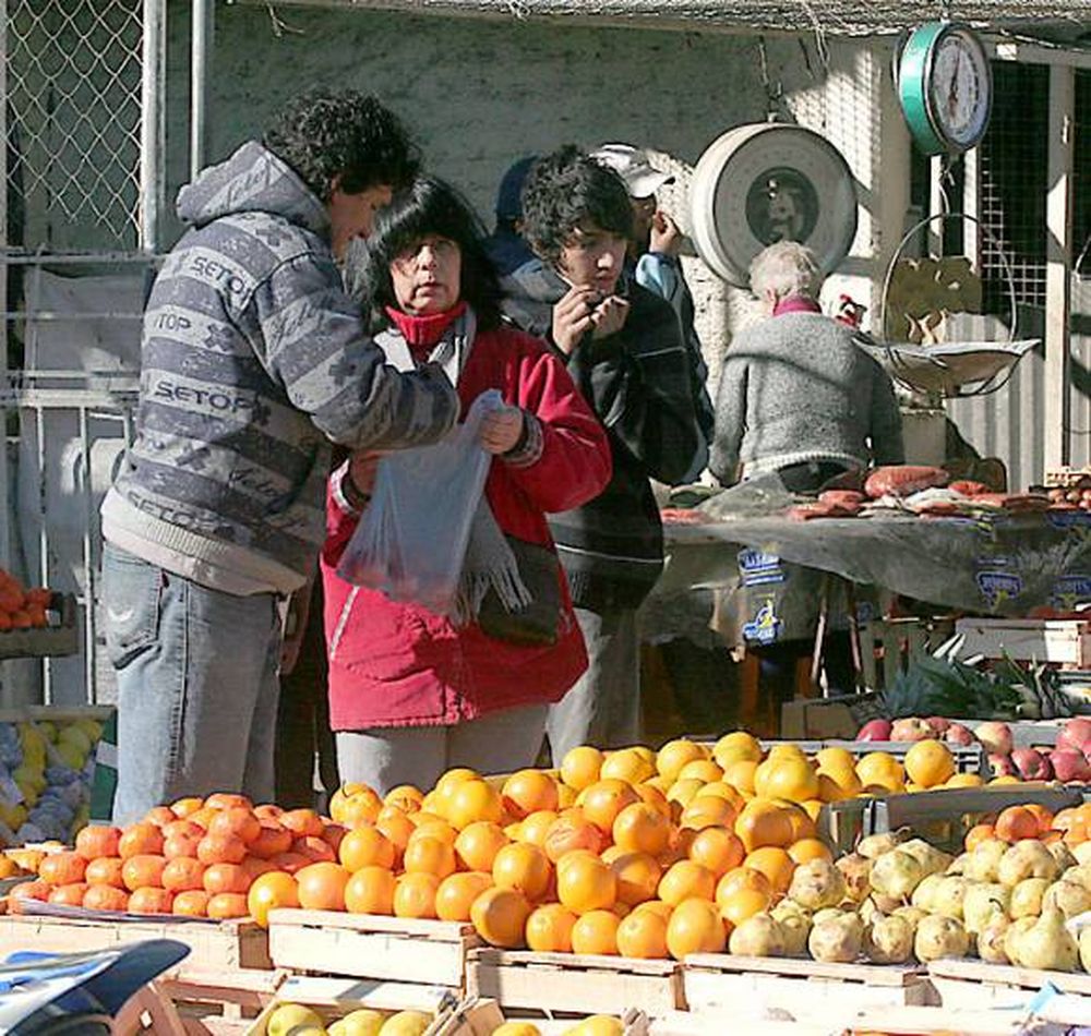 La feria de Capital ofrece verdura al 60% de su precio