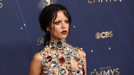 Jenna Ortega. La estrella de “Merlina” de Netflix lució un diseño de Givenchy y acaparó las miradas a su paso por la gala de los Premios Emmy.