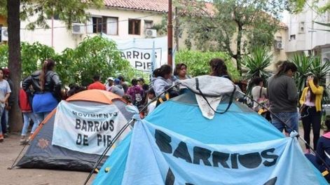 Antes del paro de la CGT, piqueteros acampan frente a la Quinta de Olivos