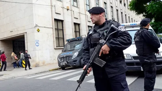 Balean el Centro de Justicia Penal de Rosario en la previa al juicio de un integrante de “Los Monos”