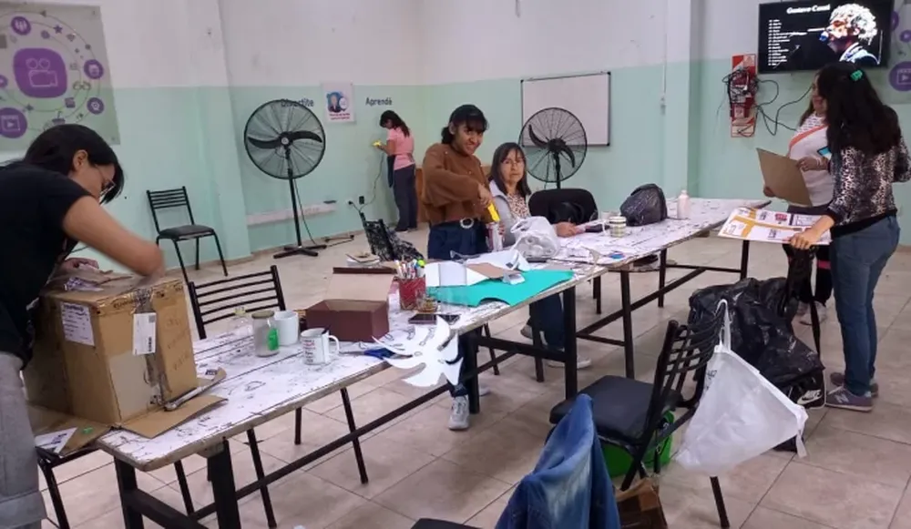 Para paliar la crisis enseñan gratis a hacer cotillón para cumpleaños