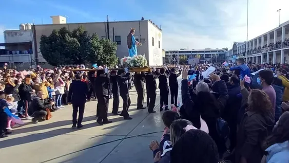 Después de dos años, cientos de fieles asistieron a la procesión de María Auxiliadora