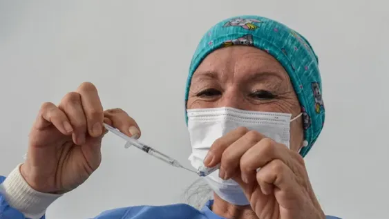 Desde hoy, pueden inscribirse más personas de entre 18 y 59 años para vacunarse