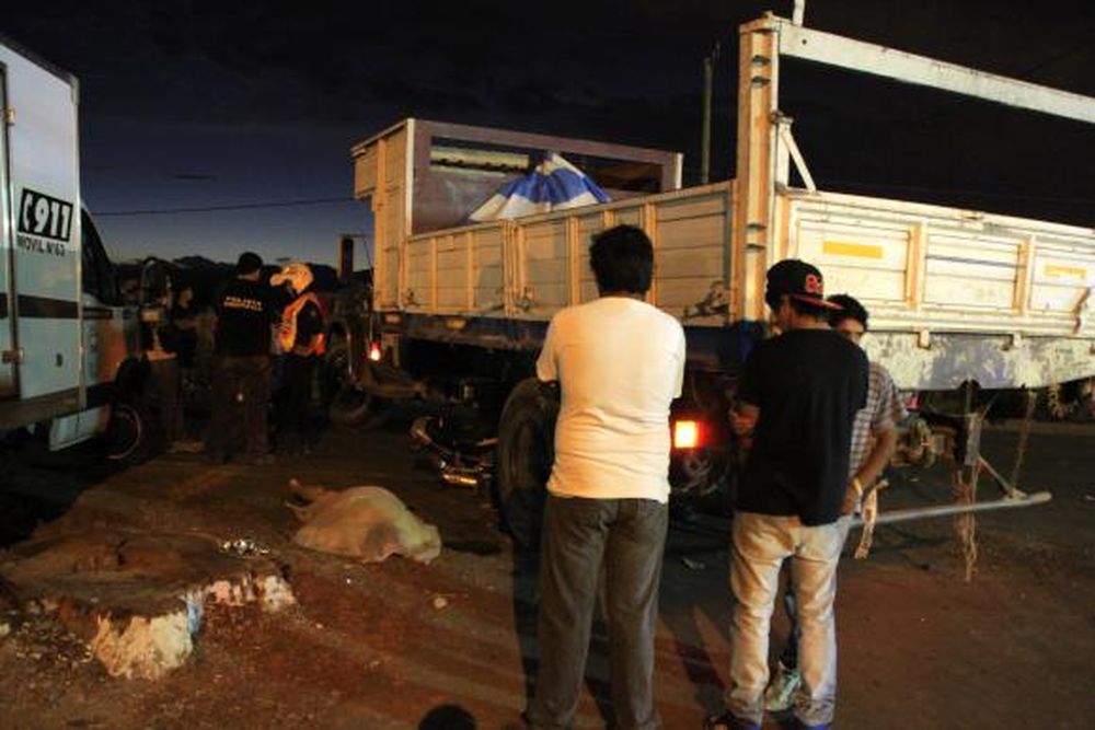 Un muerto por el choque entre una moto y un camión