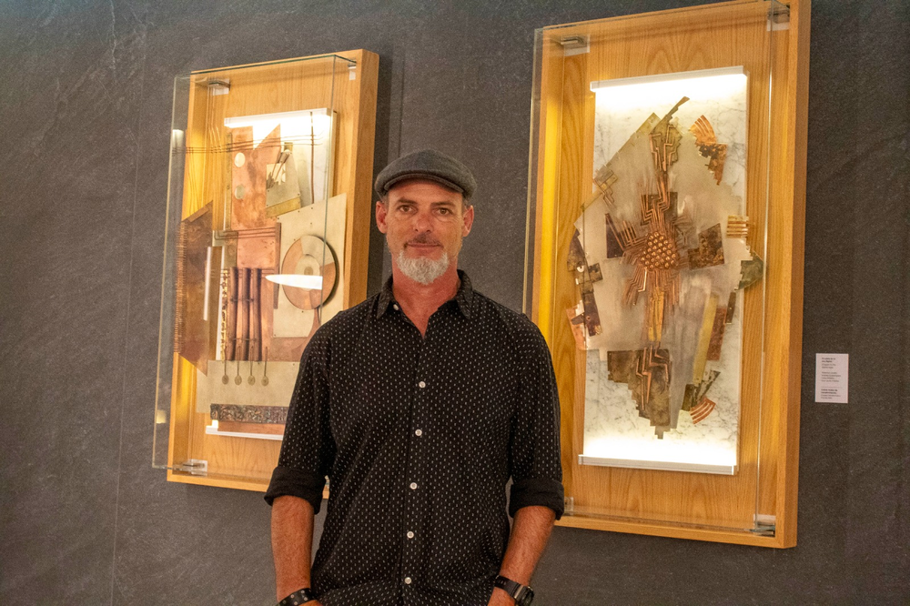 El artista sanjuanino Federico Levato, autor de la serie de cinco piezas de arte de la producción “Cobre, motor de transformación ”, exhibidas en las oficinas de Glencore en Buenos Aires. Der