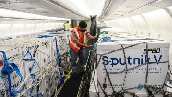 Llegó al país el avión con 500.000 dosis más de la vacuna Sputnik V