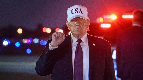 El presidente de Estados Unidos, Donald Trump, en su llegada al aeropuerto internacional de Palm Beach, Florida.
