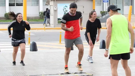 OPCIÓN. Las clases gratuitas de running en Santa Lucía se realizan en diferentes lugares del departamento para promocionar esta disciplina.