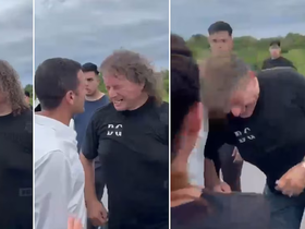 Marcelo Segura dándole un cabezazo al diputado de LLA, Federico Pelli. Marcelo Segura dándole un cabezazo al diputado de LLA, Federico Pelli.