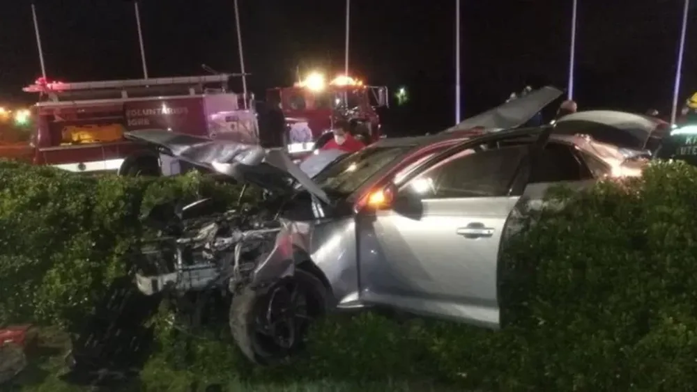[VIDEO] Manejaba ebrio, chocó contra una columna y murieron dos amigos