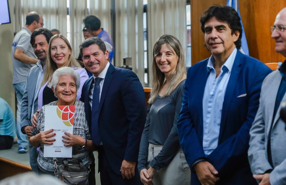 Orrego entregó actas que dan seguridad legal sobre la vivienda de familias de siete departamentos