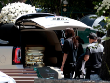 Llamó la atención el ataud dorado en el que fue sepultado El Mencho. Llamó la atención el ataud dorado en el que fue sepultado El Mencho.