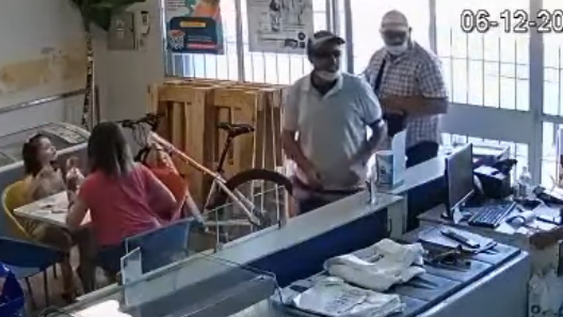 [VIDEOS] Entran armados a una heladería, encierran a una mujer y su hija y roban plata y teléfonos