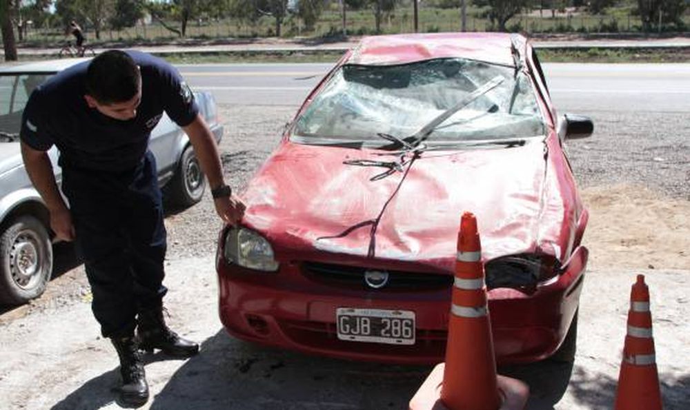 Tres heridos en un vuelco por la rotura de una rueda
