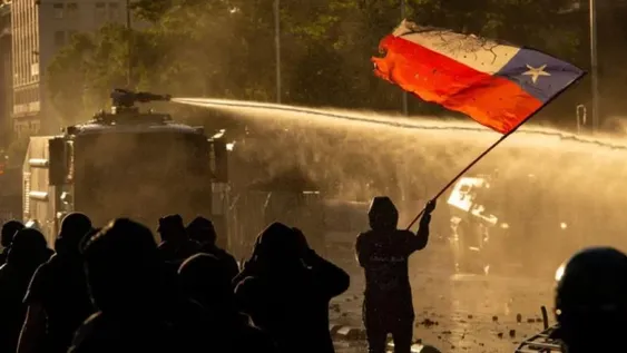 Más de 60 detenidos en una nueva noche de protestas contra Piñera