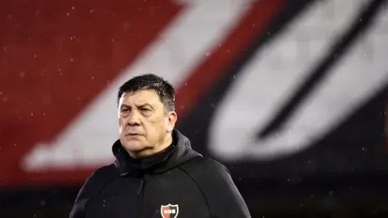 El ‘Mono’ Burgos debutó como DT de Newell’s con un empate sin goles ante Unión