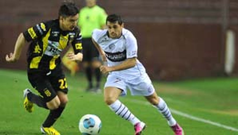 Lanús aplastó a Olimpo y regresó a la senda ganadora