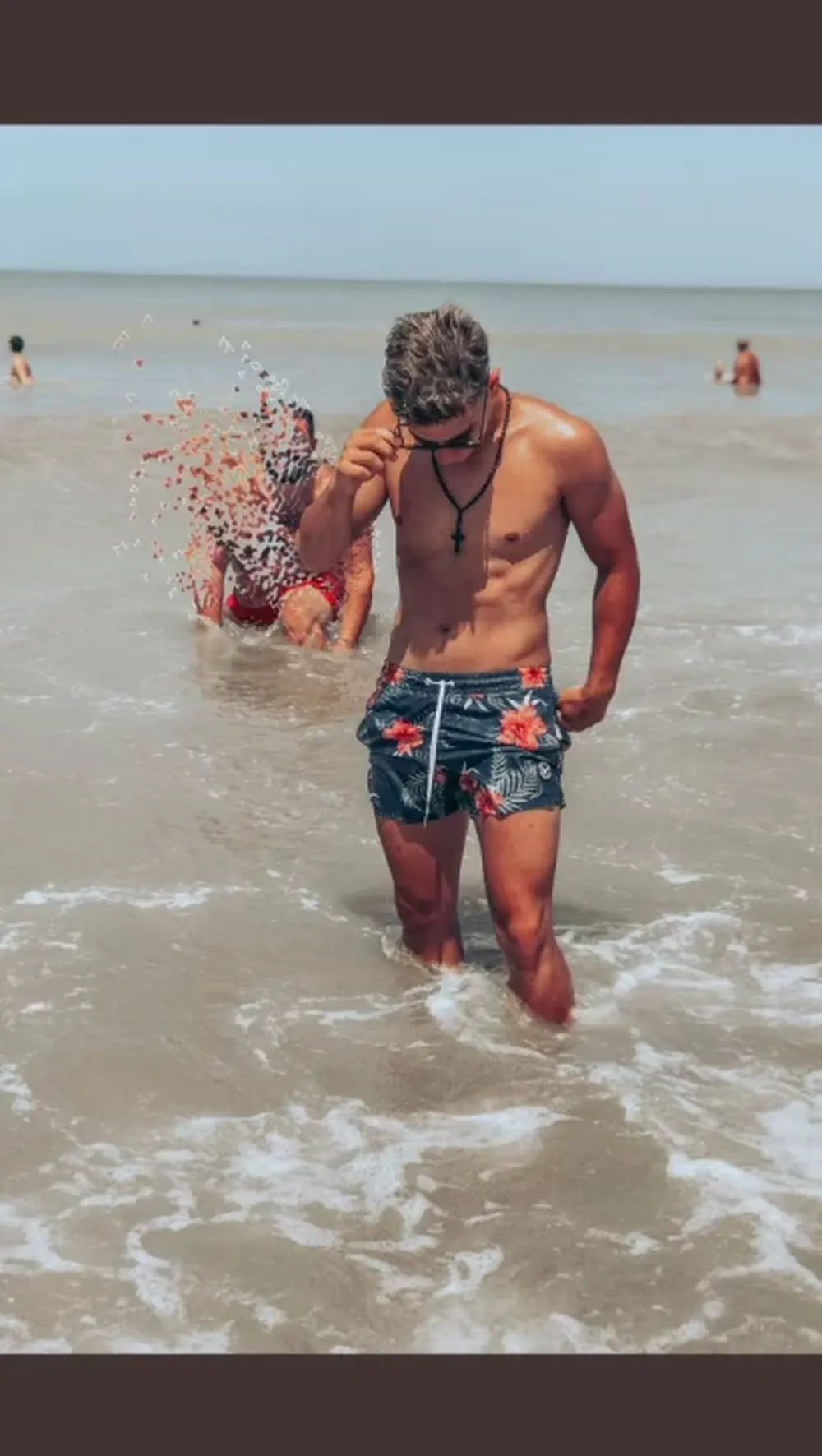 Tiró facha en la playa, pidió que borren al “tipo de atrás” y lo tapó una ola de memes