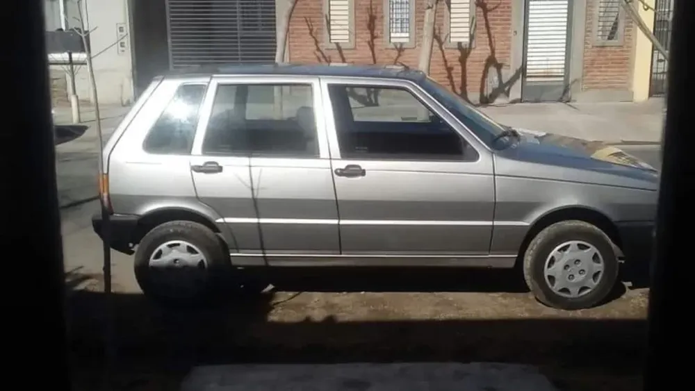 Hace un año perdió todo por un incendio y ahora le robaron el auto de la puerta de su trabajo