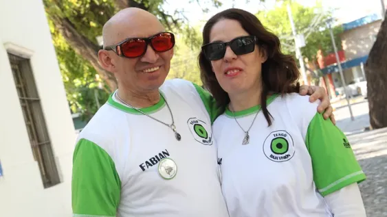 Ariana Ruiz Clavijo y Fabián Salinas. Él es vicepresidente y ella integrante del grupo Baja visión San Juan, en el marco del cual se conocieron