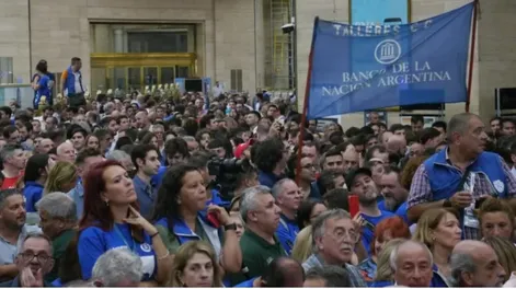 TODOS. Empleados del Nación cobrarán un bono de $1.230.000 el 3 de octubre.