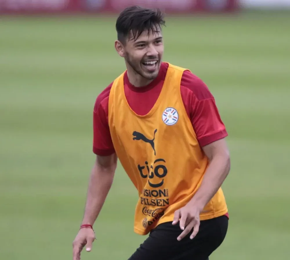 Llega Romero para hacerse la revisión médica