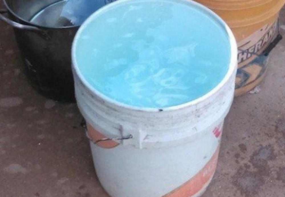 La golpeaba y hasta le tiró un baldazo de agua, mientras ella trataba de tranquilizar a su hija